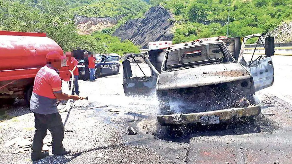 Camioneta incendiada